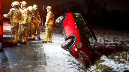 Auto-belandt-in-greppel-op-Hoefbemdenweg-in-Weert-4