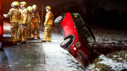 Auto-belandt-in-greppel-op-Hoefbemdenweg-in-Weert-4