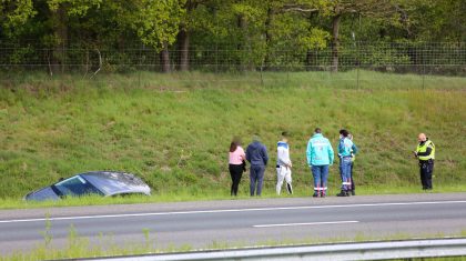 Auto-belandt-in-sloot-A2-Weert-1