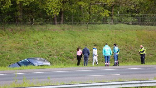 Auto-belandt-in-sloot-A2-Weert-1