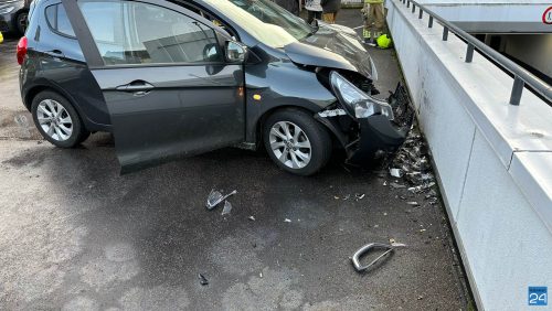 Auto-botst-tegen-betonnen-muurtje-op-parkeerplaats-Walburgpassage-3