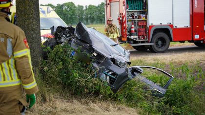 Auto-botst-tegen-boom-op-Nederweerterdijk-in-Meijel-6 Auto-botst-tegen-boom-op-Nederweerterdijk-in-Meijel-6