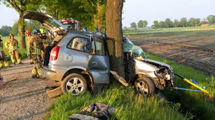 Auto-botst-tegen-boom-op-zandweg-in-Meijel-9 Auto-botst-tegen-boom-op-zandweg-in-Meijel-9