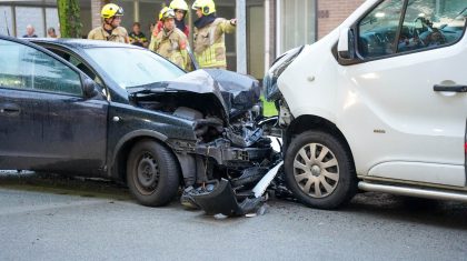 Auto-botst-tegen-geparkeerde-bestelbus-op-Overweertstraat-in-Weert-7 Auto-botst-tegen-geparkeerde-bestelbus-op-Overweertstraat-in-Weert-7
