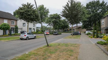 Auto-botst-tegen-lantaarnpaal-Geenestraat-Nederweert-1