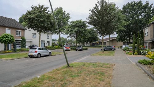 Auto-botst-tegen-lantaarnpaal-Geenestraat-Nederweert-1