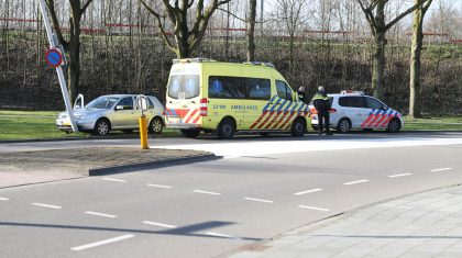 Auto-botst-tegen-lantaarnpaal-Sint-Maartenslaan-Weert-1