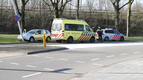 Auto-botst-tegen-lantaarnpaal-Sint-Maartenslaan-Weert-1