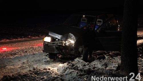 Auto-door-gladheid-tegen-boom-aan-Houtsberg-1589