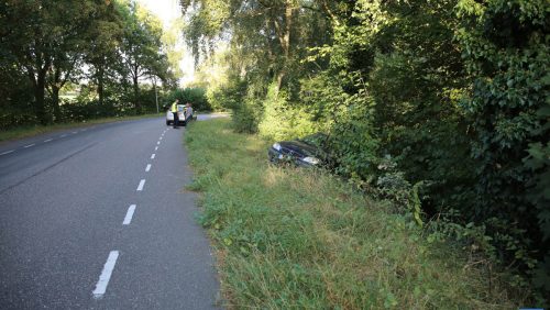 Auto-in-de-berm-Hushoven-3