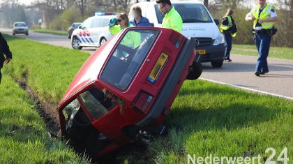 Vanmorgen is een auto van de weg in de sloot geraakt op de Houtsberg richting Leveroy.

De man bestuurder is door onbekende oorzaak van de weg geraakt en links in de sloot beland. Hij was zelf uit de auto gekomen maar was nog een beetje versuft.