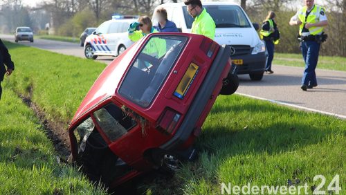 Vanmorgen is een auto van de weg in de sloot geraakt op de Houtsberg richting Leveroy.

De man bestuurder is door onbekende oorzaak van de weg geraakt en links in de sloot beland. Hij was zelf uit de auto gekomen maar was nog een beetje versuft.