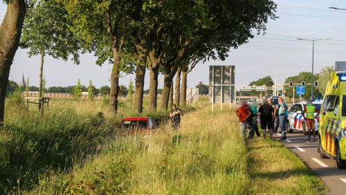 Auto-in-de-sloot-Ringbaan-Noord-Weert-1