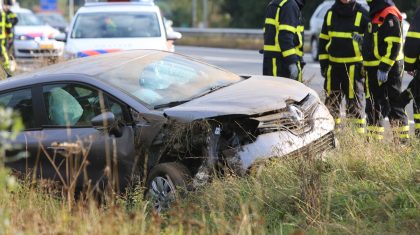 Auto-in-de-sloot-naast-A2-Hunsel-3