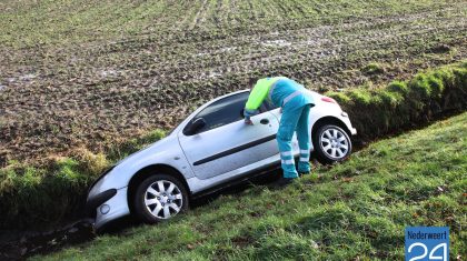 Auto in de sloot Houtsberg