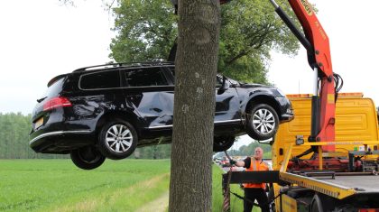 Auto-in-sloot-langs-Venloseweg-008