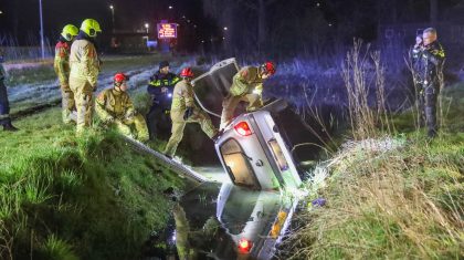 Auto-in-sloot-vol-water-Boshoven-Weert-3