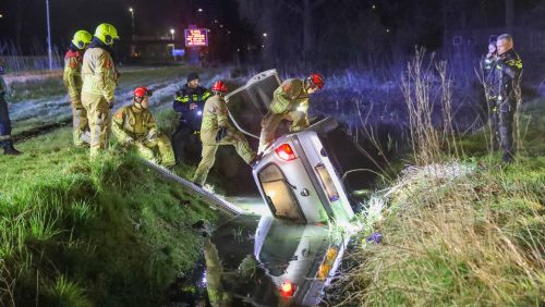 Auto-in-sloot-vol-water-Boshoven-Weert-3