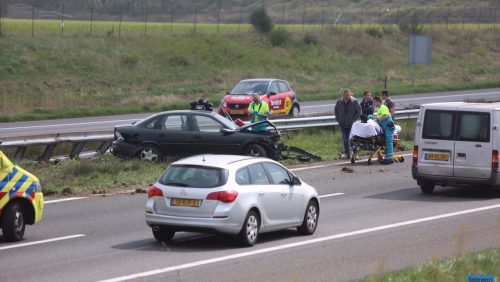 Auto-knalt-op-vangrail-A2