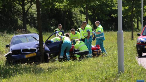 Auto-knalt-tegen-boom-Someren-4