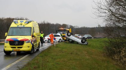 Auto-op-de-kop-A2-Weert-Noord-1
