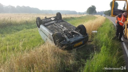 Auto-op-de-kop-Houtsberg-3290