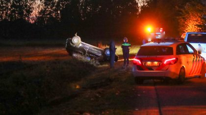 Auto-op-de-kop-in-de-sloot-Blenkert-Roggel-1