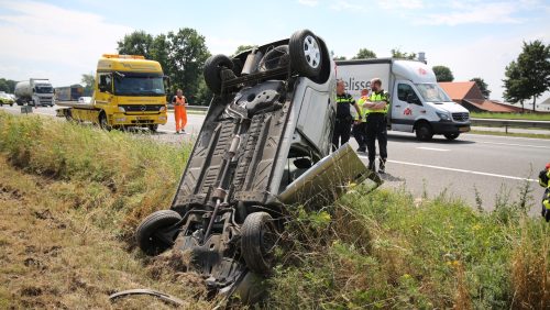Auto-op-kop-in-sloot-A2-2
