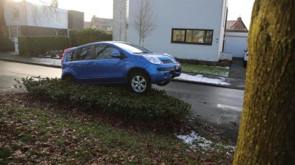 Auto-op-paaltje-Brugske-Nederweert-2