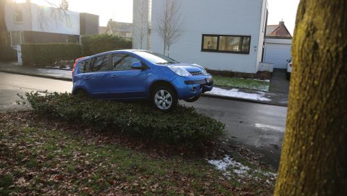 Auto-op-paaltje-Brugske-Nederweert-2