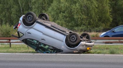Auto-over-de-kop-A2-bij-Nederweert-1