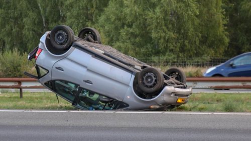 Auto-over-de-kop-A2-bij-Nederweert-1