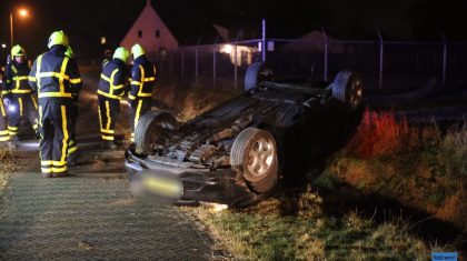 Auto-over-de-kop-Deckersstraat-3