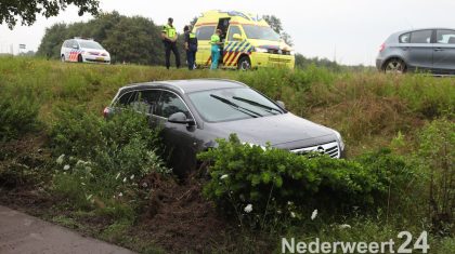 Auto over de kop Eindhovenseweg Weert