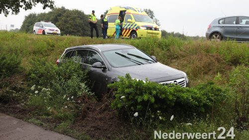 Auto over de kop Eindhovenseweg Weert