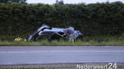 Auto over de kop Randweg West bij Mc Donalds Nederweert