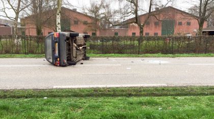 Auto-over-de-kop-Weverstraat-Hunsel-5