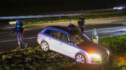 Auto-raakt-van-de-weg-A2-Weert-2