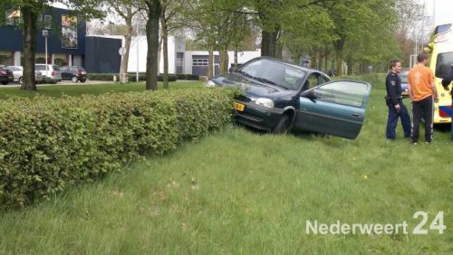 Auto-raakt-van-de-weg-Ringbaan-Noord-2015