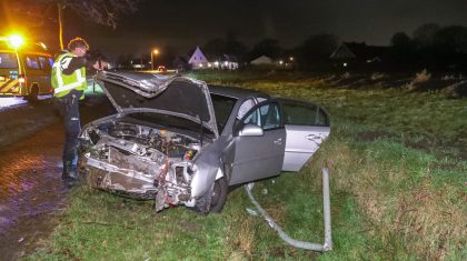 Auto-ramt-boom-lantaarnpaal-en-sloot-in-Leveroy-5