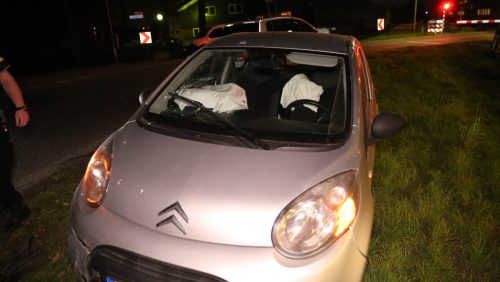 Auto-rijdt-lantaarnpaal-uit-de-grond-Leveroy-7