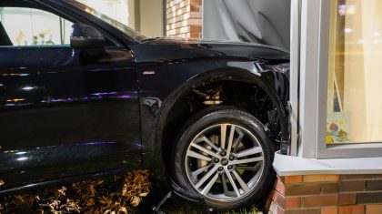 Auto-rijdt-tegen-gebouw-Vogelsbleek-Weert-3