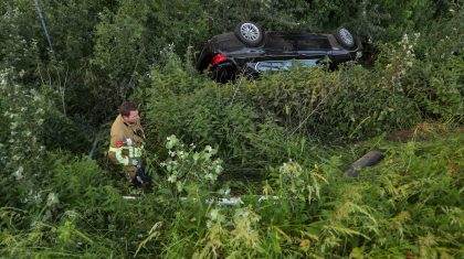 Auto-rolt-paar-meter-naar-beneden-het-talud-af-op-Suffolkweg-Zuid-in-Weert-5
