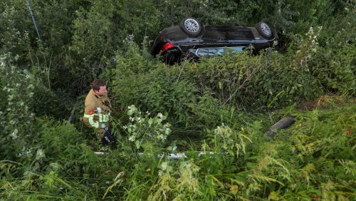 Auto-rolt-paar-meter-naar-beneden-het-talud-af-op-Suffolkweg-Zuid-in-Weert-5