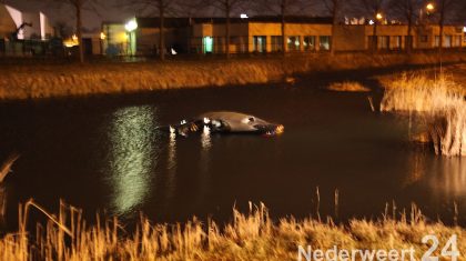Auto-te-water-Edisonlaan-Kampershoek-Weert-1730 Auto in water op Kampershoek in Weert