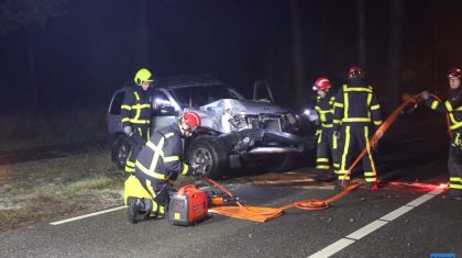 Auto-tegen-boom-Geuzendijk