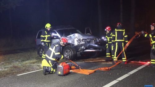 Auto-tegen-boom-Geuzendijk