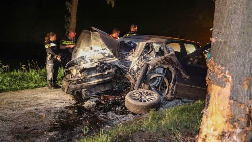 Auto-tegen-boom-Holland-Heythuysen-7