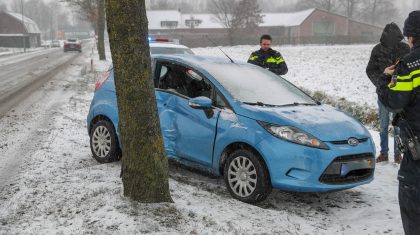 Auto-tegen-boom-Hoofstraat-Nederweert-1-2