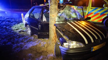 Auto-tegen-boom-Kallestraat-Hunsel-8